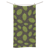 Hop pattern black background Bath Towel