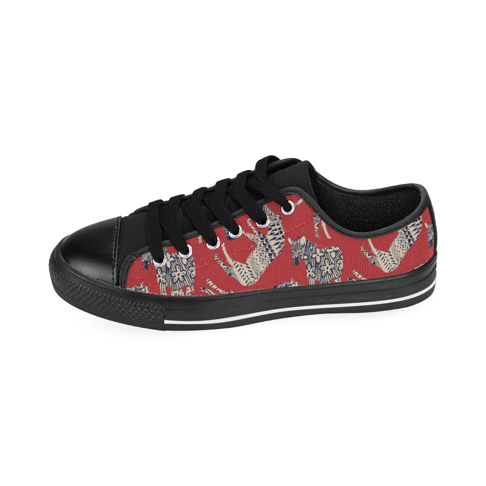 Zebra abstract red background Men's Low Top Canvas Shoes Black