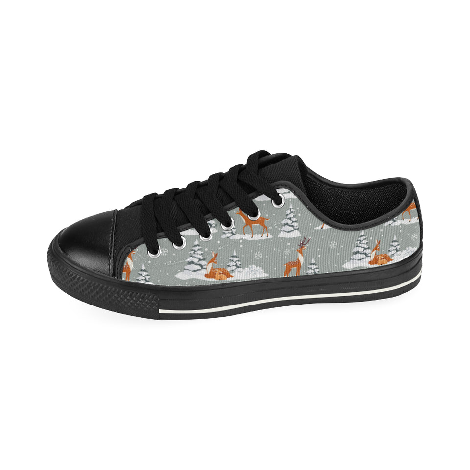 Beautiful deers Winter Christmas Men's Low Top Canvas Shoes Black