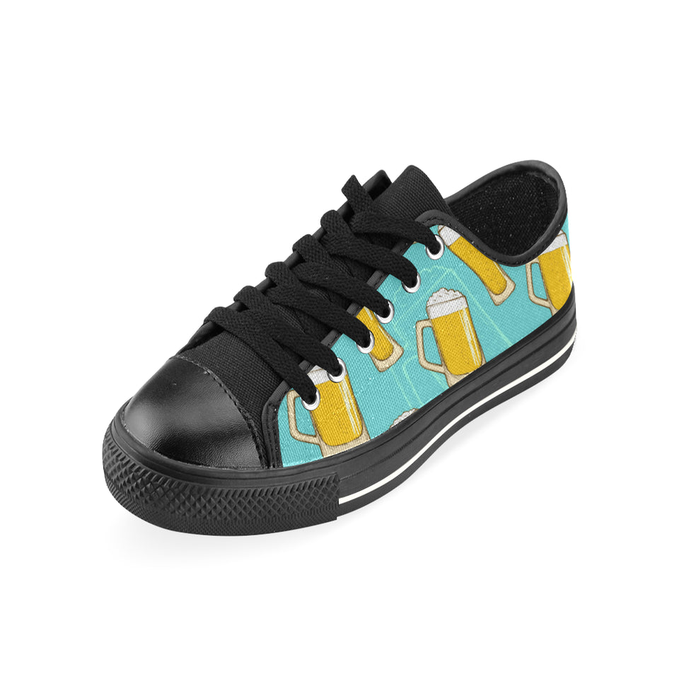 Beer pattern green background Men's Low Top Canvas Shoes Black