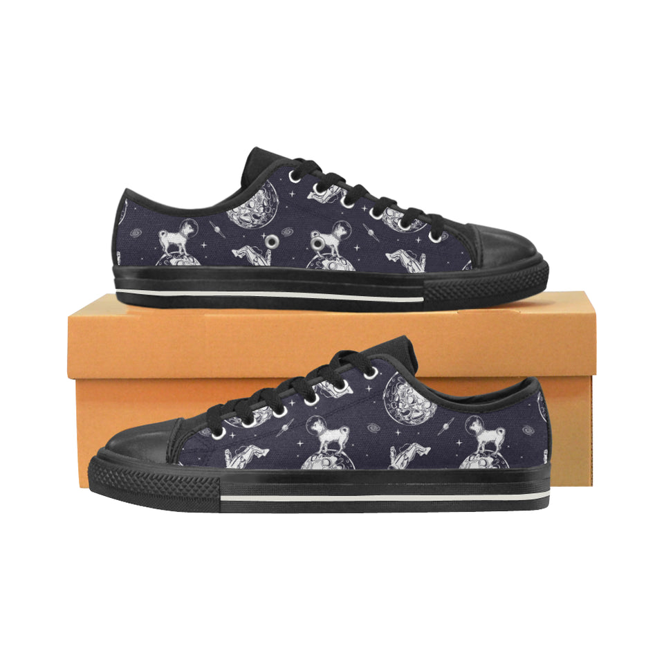 Chihuahua space helmet. astronaut pattern Men's Low Top Canvas Shoes Black