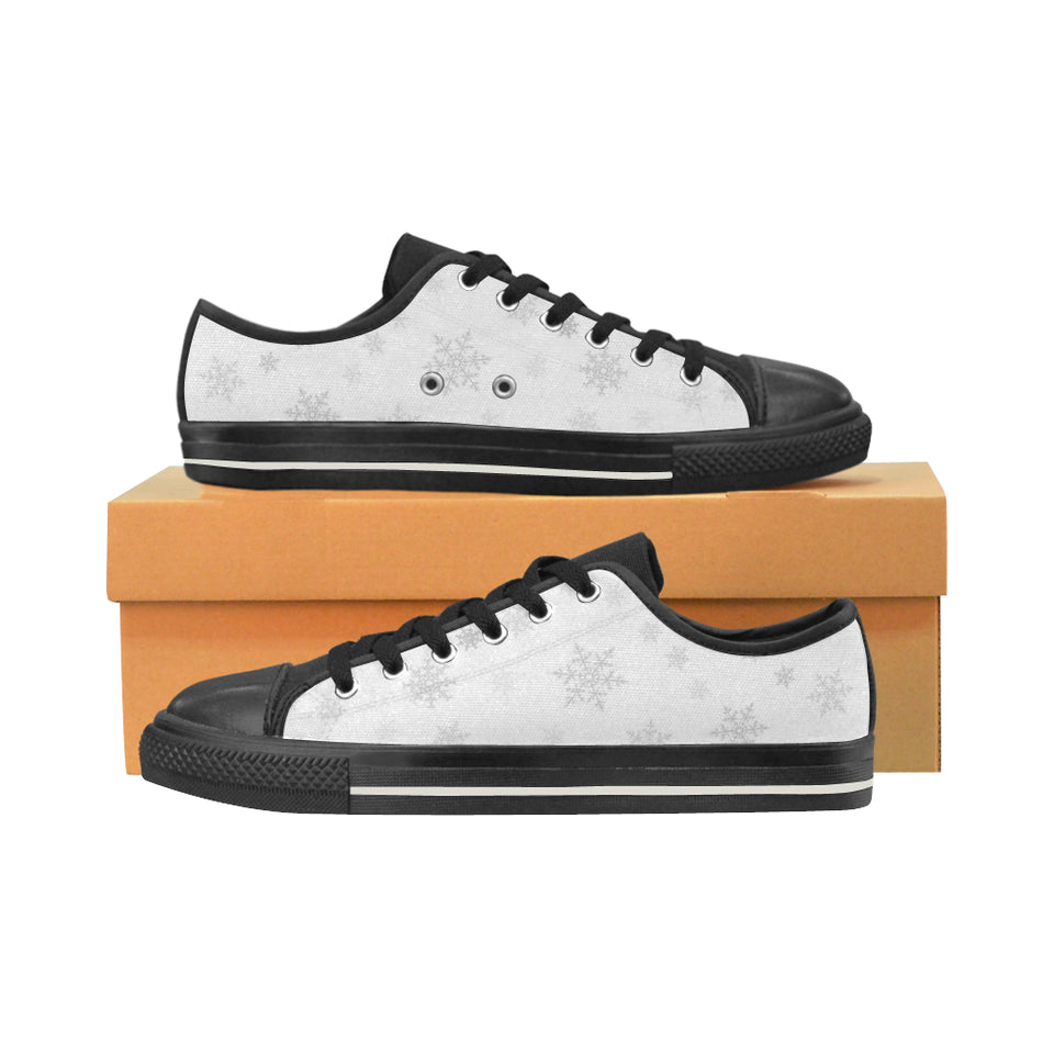 Snowflake pattern white background Women's Low Top Canvas Shoes Black