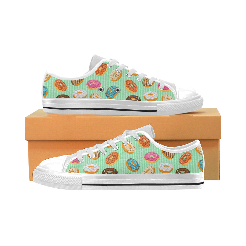 Colorful donut pattern green background Men's Low Top Canvas Shoes White