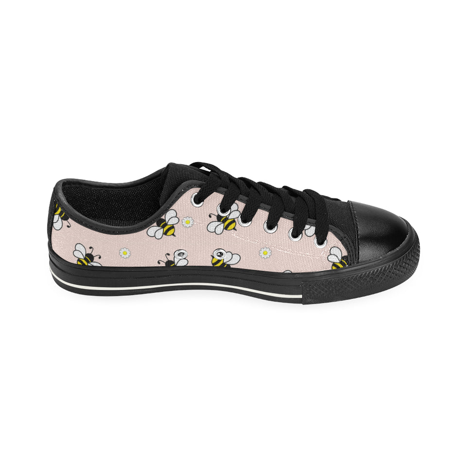 Cute bee flower pattern pink background Men's Low Top Canvas Shoes Black