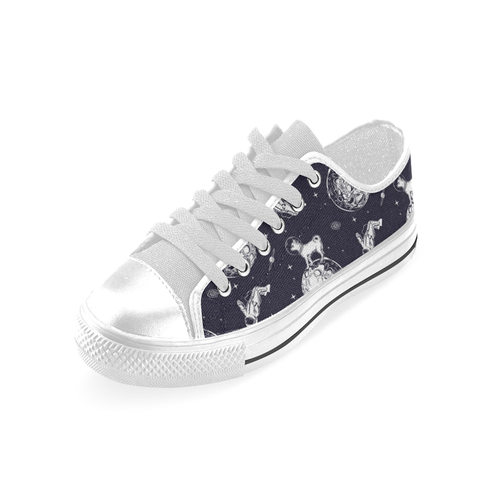 Chihuahua space helmet. astronaut pattern Men's Low Top Shoes White