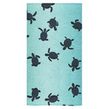 Sea turtle with blue ocean backgroud Bath Towel
