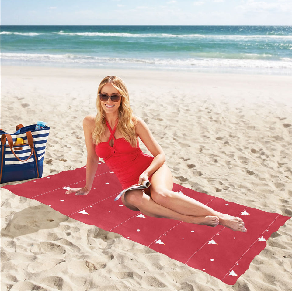 Christmas tree star snow red background Beach Towel
