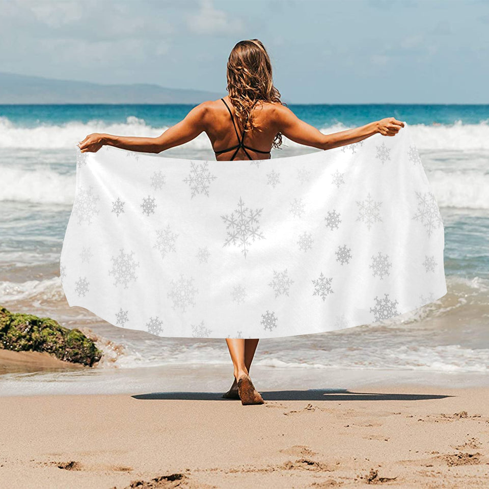 Snowflake pattern white background Beach Towel