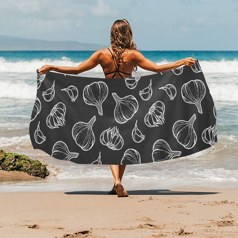 Garlic pattern black background Beach Towel