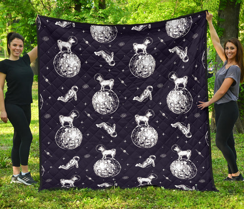 Chihuahua Space Helmet. Astronaut Pattern Premium Quilt