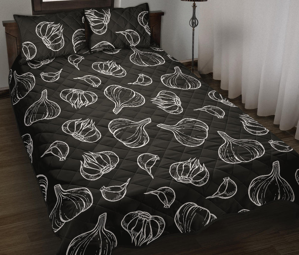 Garlic pattern black background Quilt Bed Set