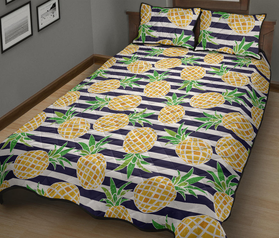 Pineapples pattern striped background Quilt Bed Set