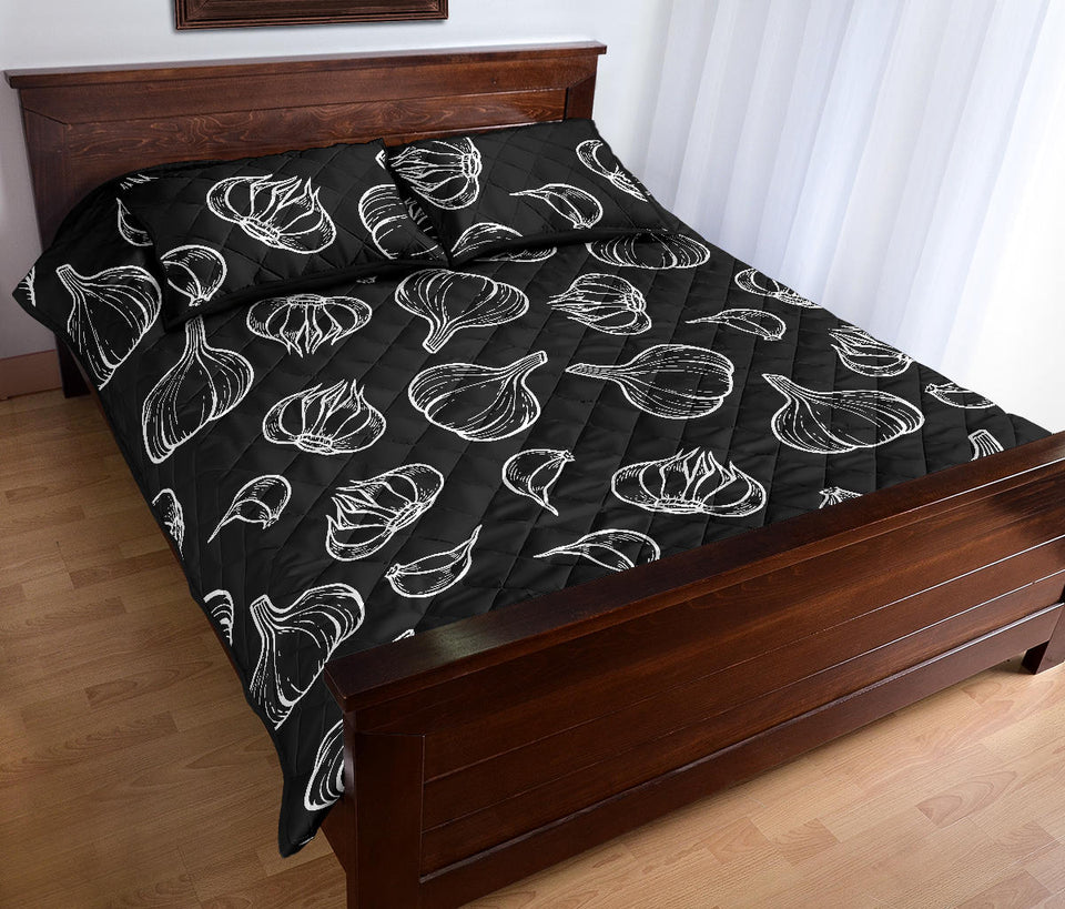 Garlic pattern black background Quilt Bed Set
