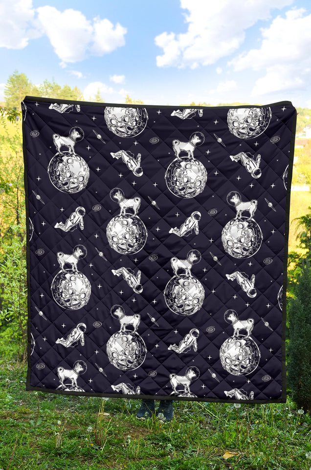 Chihuahua Space Helmet. Astronaut Pattern Premium Quilt