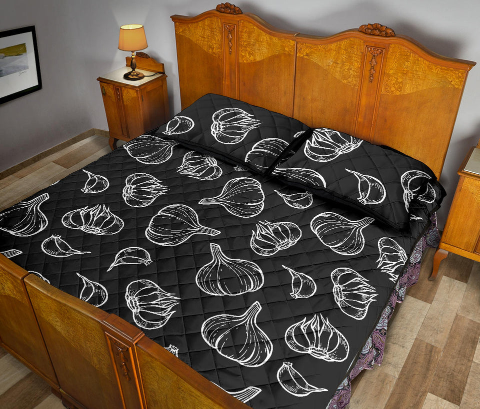 Garlic pattern black background Quilt Bed Set