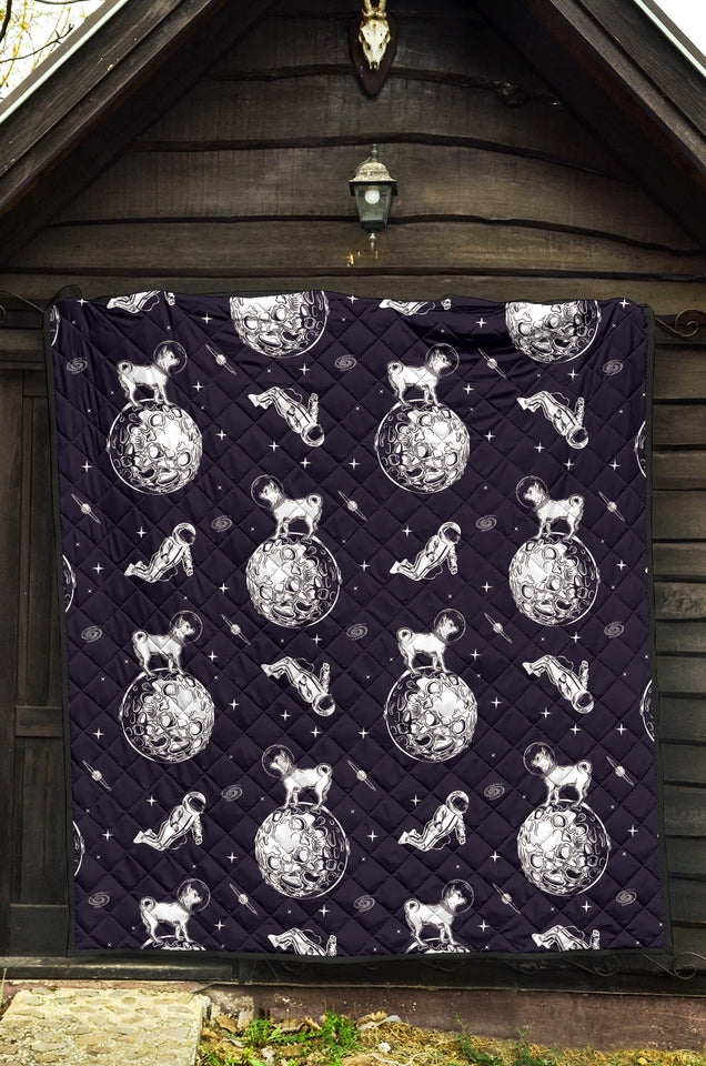 Chihuahua Space Helmet. Astronaut Pattern Premium Quilt
