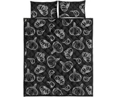 Garlic pattern black background Quilt Bed Set