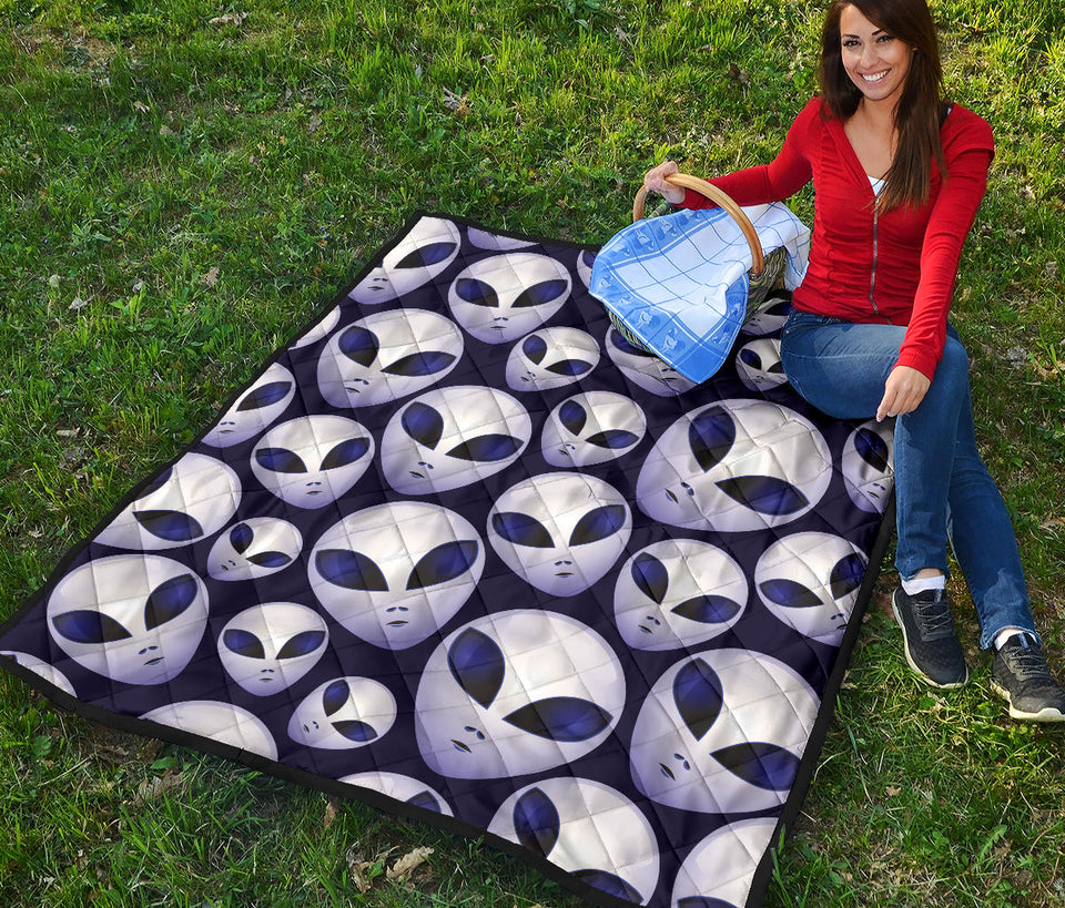 Alien Pattern Print Design 01 Premium Quilt