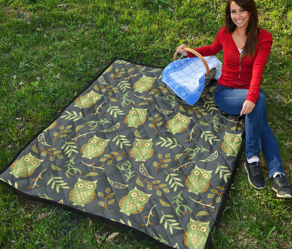 Cute Owls Leaves Pattern Premium Quilt