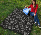 Garlic Pattern Black Background Premium Quilt