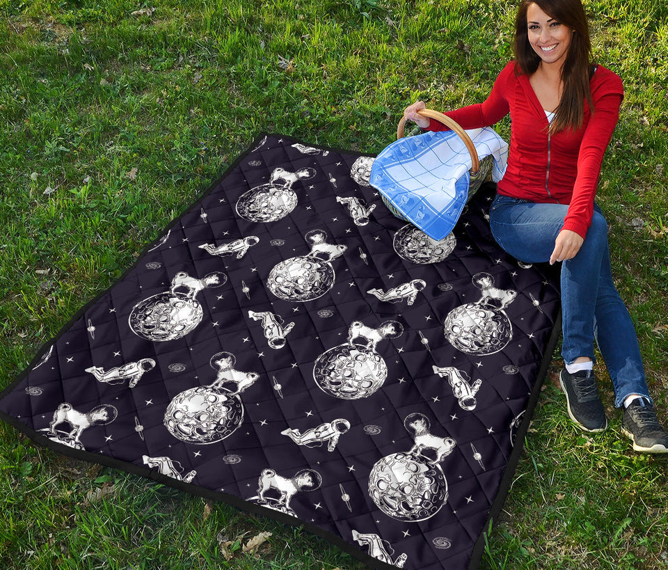 Chihuahua Space Helmet. Astronaut Pattern Premium Quilt