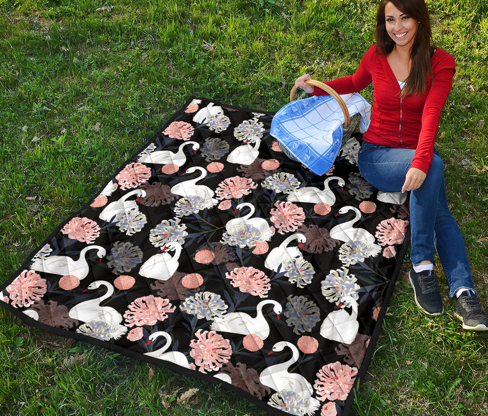 White Swan Blooming Flower Pattern Premium Quilt