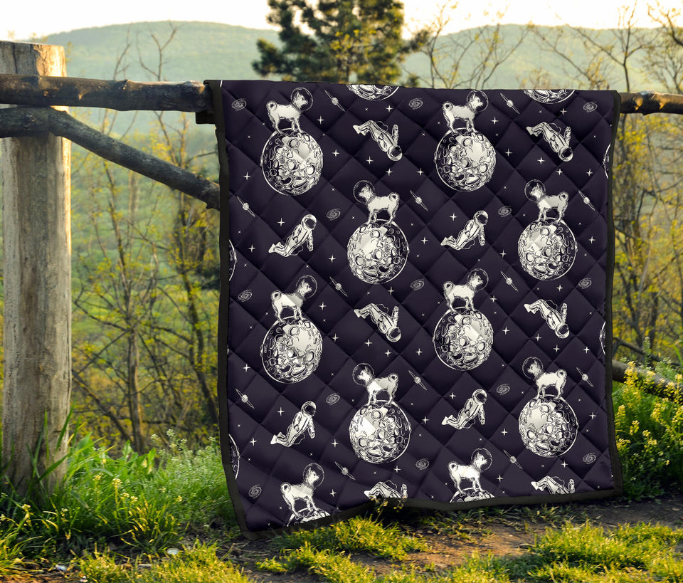 Chihuahua Space Helmet. Astronaut Pattern Premium Quilt